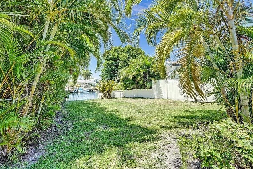 Building Photo - 2761 NE 12th St