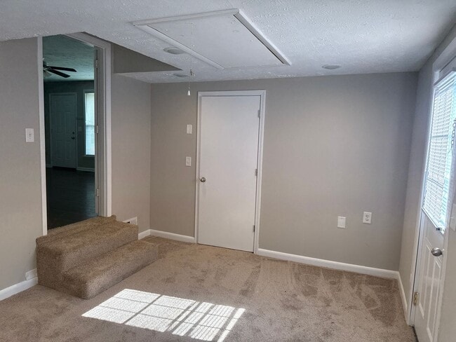 Building Photo - Awesome 4 or 5 Bedroom with 1.5 bath