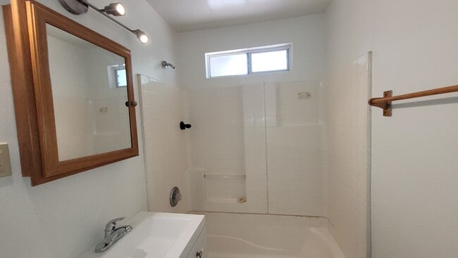 Building Photo - Renovated 2 Bed / 1 Bath