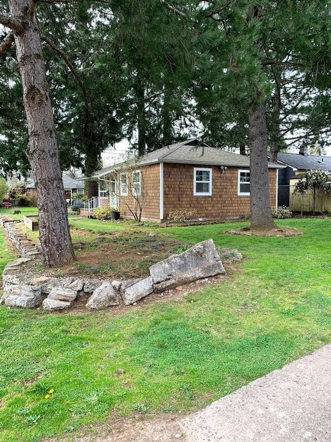 Building Photo - Montavilla 2bd remodeled bungalow. Large k...
