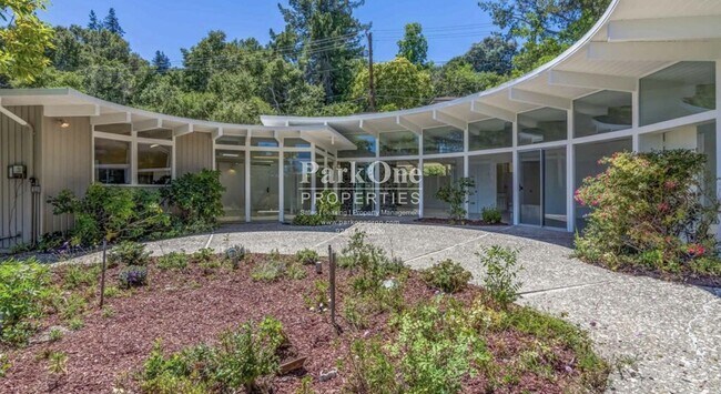 Building Photo - Single-level mid-century home in the heart of Orinda!