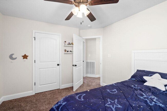 Building Photo - Pet Friendly Three Bedroom with Bonus!