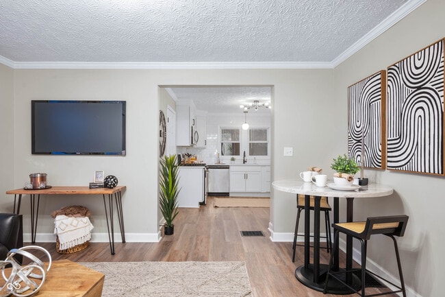 Building Photo - 413 E Caven St