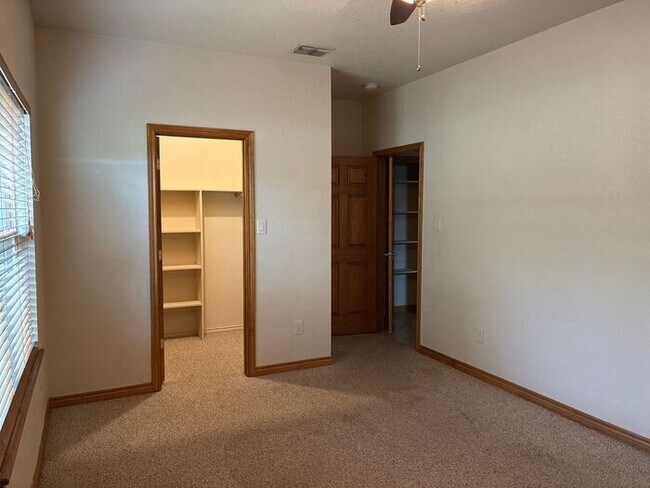 Building Photo - 5BR/3BA w/ Fenced Yard + Covered Parking in Seguin, TX