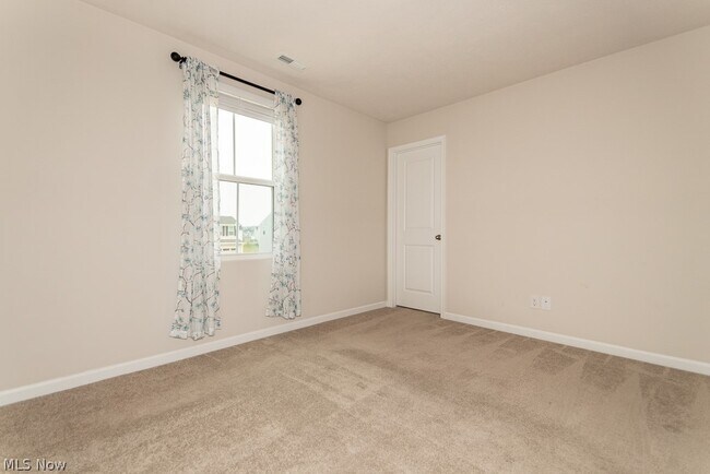Building Photo - 472 Roberta Dr