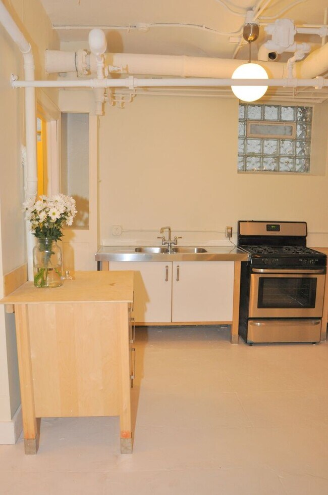 Building Photo - 2550 Pillsbury Ave