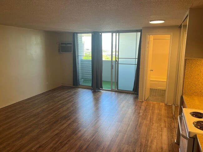 Building Photo - Studio with 1 covered parking (Honolulu)