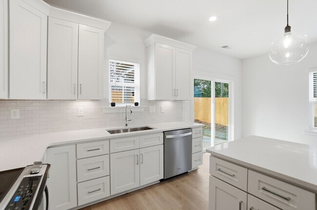 Building Photo - New Construction Townhome Minutes from Uptown