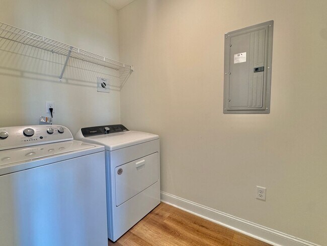 Building Photo - MOVE-IN READY! (Pet Friendly)