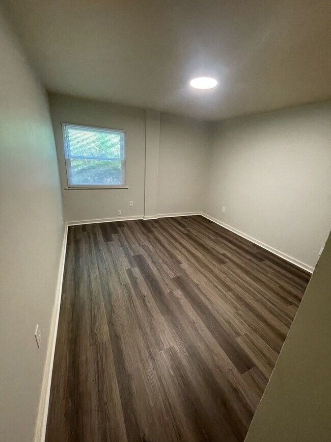 Building Photo - 3 bd 1.5 ba Condo