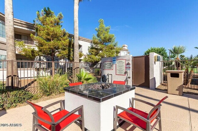 Building Photo - Fully furnished 2 bedroom 2 bathroom unit ...