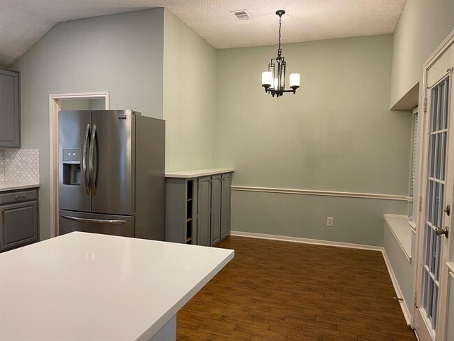 Building Photo - 2215 Mill Creek Dr