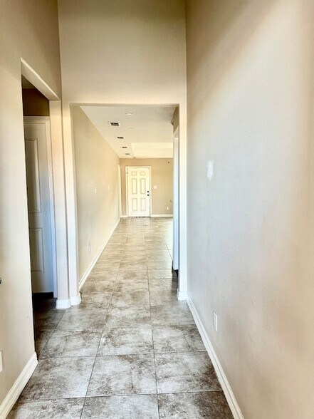 Building Photo - 2017 Treasure Oaks Dr
