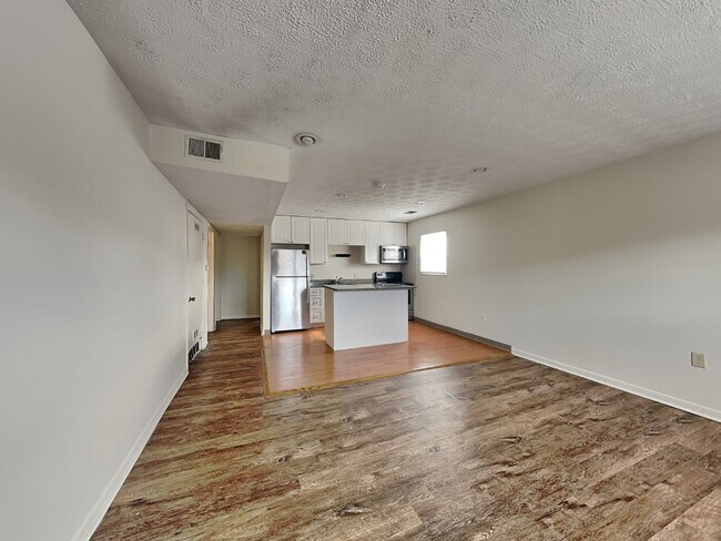 Building Photo - 1620-1636 Indianola Ave-1630