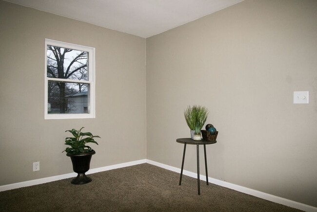 Building Photo - 3 Bedroom, 1 Bathroom Home for Rent in Evansdale, Ia