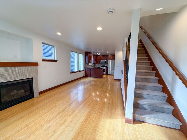 Building Photo - 3bd/2.5ba Seattle Townhome