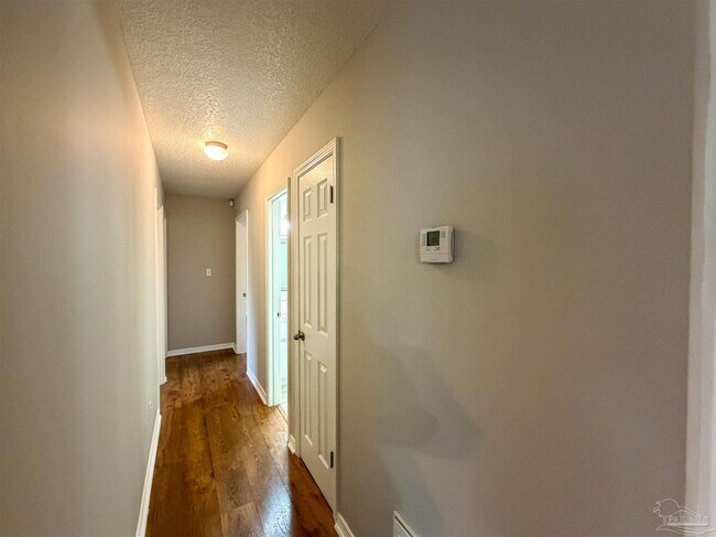 Building Photo - 420 E 10 Mile Rd