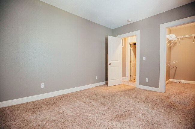 Building Photo - Stunning 5 bed 2 bath House ** Beautiful Upscale Living!!