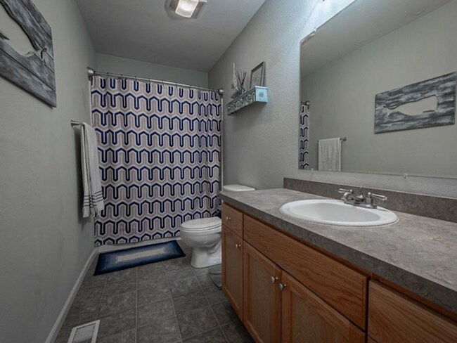 Building Photo - 3 bedroom 3 bath in Shawnee Heights