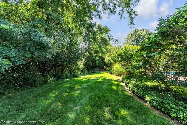 Building Photo - 3015 High Pointe Ct