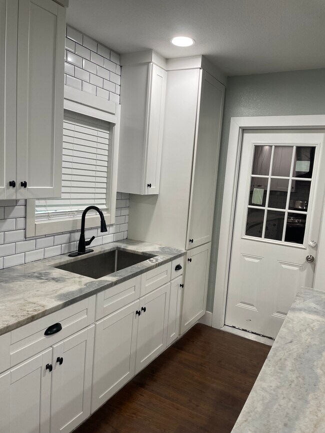 Building Photo - 6316 Victoria St