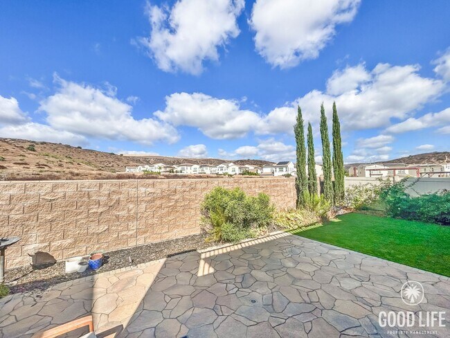 Building Photo - Gorgeous 4B/3BA house w/ large backyard & ...