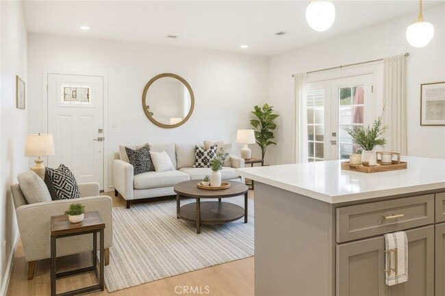 Building Photo - 215 E 2nd St