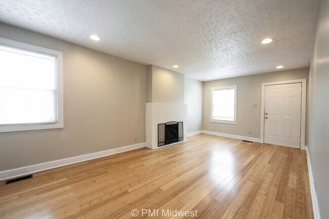 Building Photo - Charming 2-Bedroom Home with Hardwood Floo...
