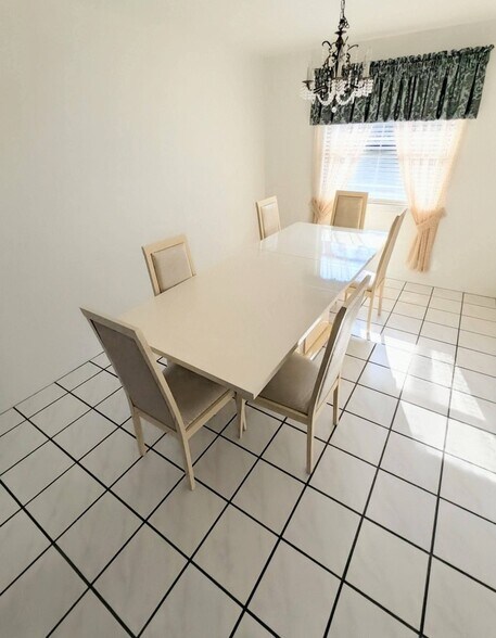 Building Photo - 945 Bramble Bush Cir W