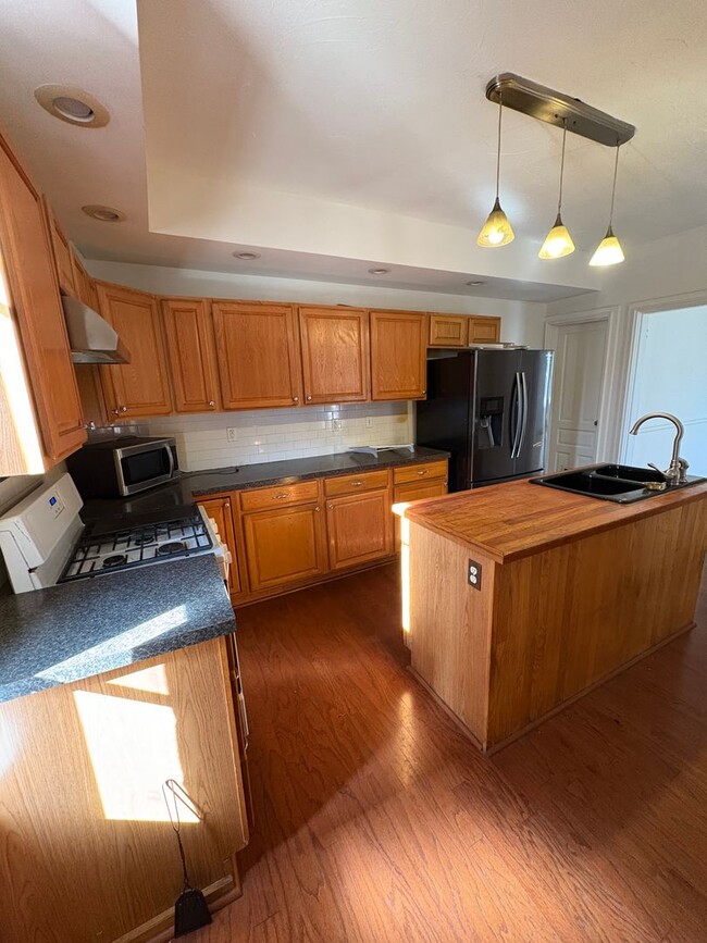 Building Photo - Spacious 5 Bedroom 1 Bath House in West Yo...