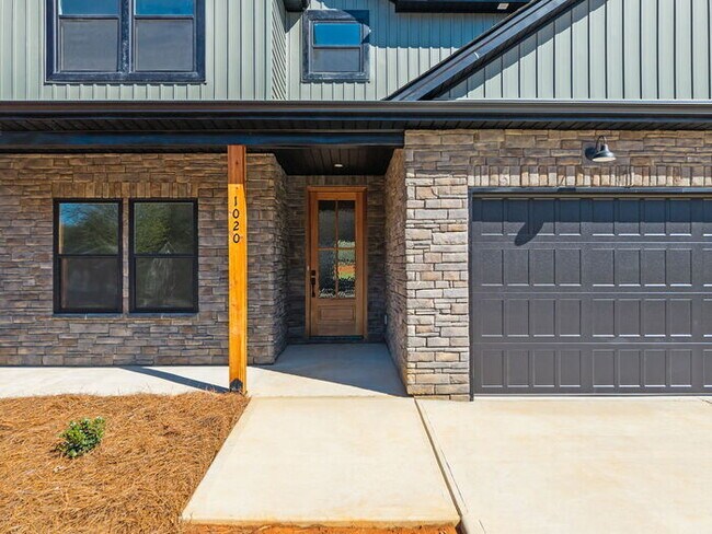 Building Photo - New Salisbury 4 bedroom 2.5 bathroom