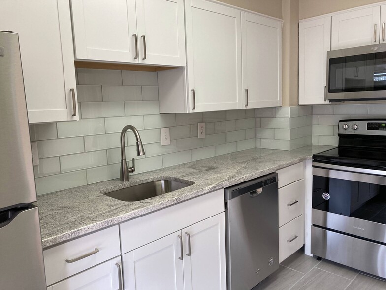 Kitchen - 10 Hammond Pond Pky