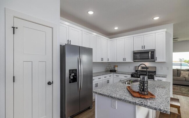 Building Photo - 928 N Blake Ave