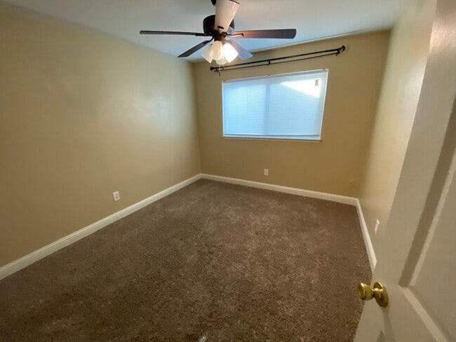 Building Photo - Charming home for rent in Visalia