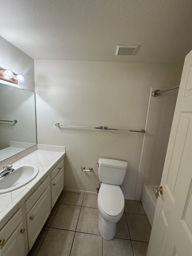 Building Photo - 3-Bedroom Home for Rent