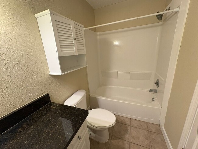 Building Photo - Move in ready 1/1 apartment