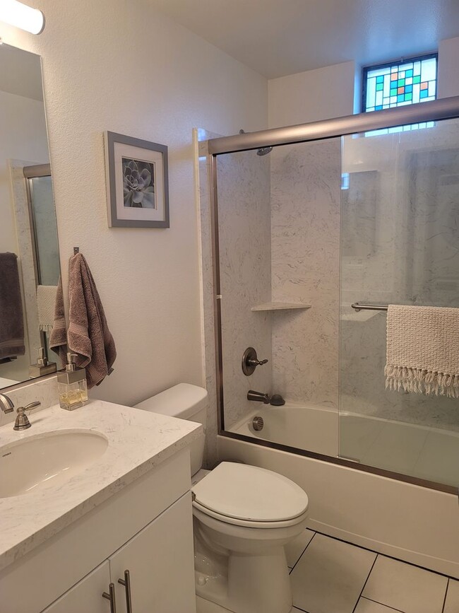 Building Photo - Cozy condo with roof top balcony in Downtown Sacramento