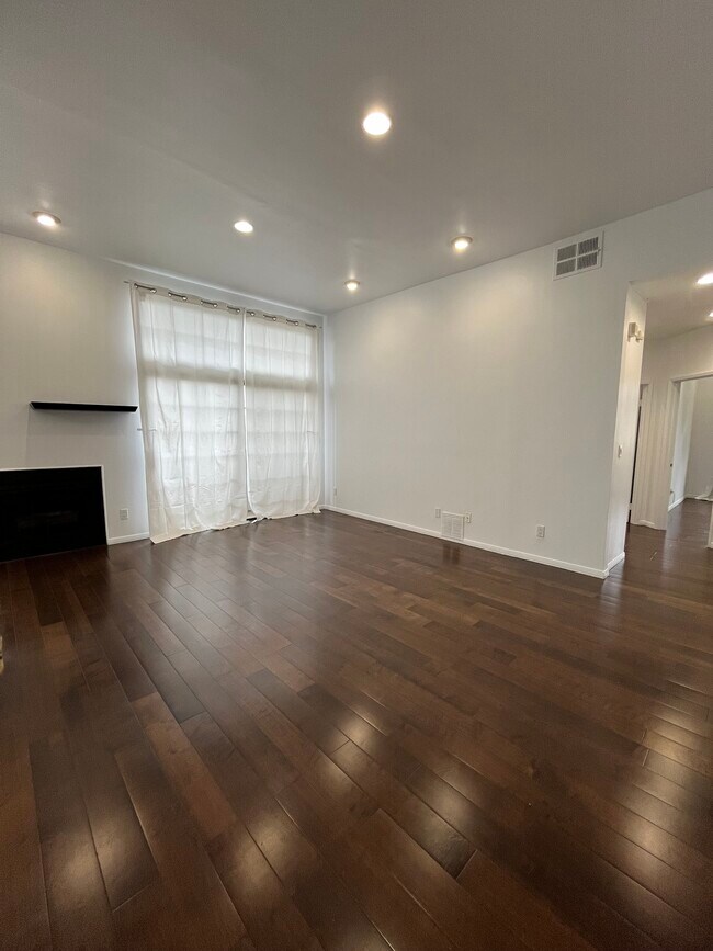 Building Photo - 860 S Lucerne Blvd