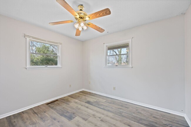 Building Photo - Summerside Ohio- 3 bed, 1 bath, Fenced Yard & Car Port