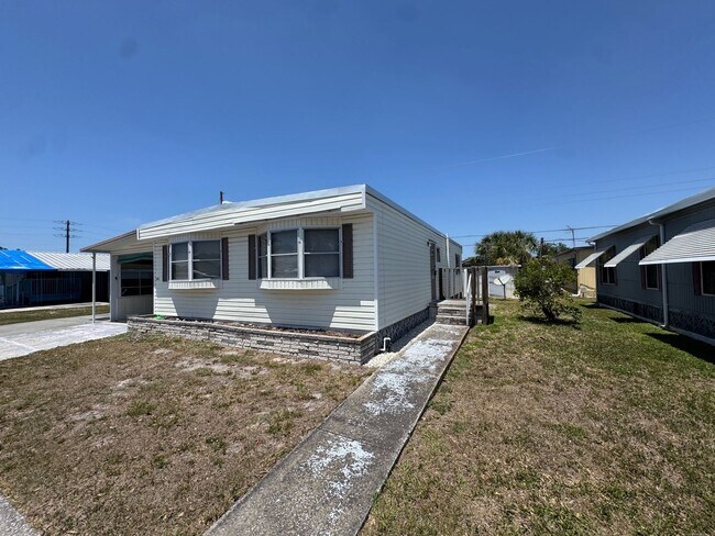 Building Photo - Spacious 2 Bedroom Mobile Home for Rent in Fairlane Acres – Bradenton, FL