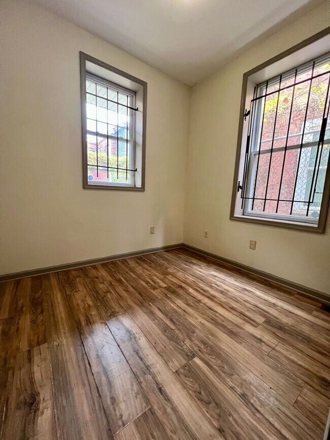 Building Photo - Spacious 4-Bedroom Townhome Near Temple! Available NOW!