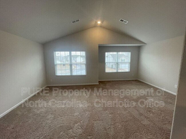 Building Photo - 100 Conifer Ln