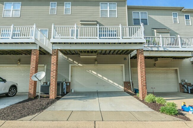 Building Photo - Piney Orchard Townhome