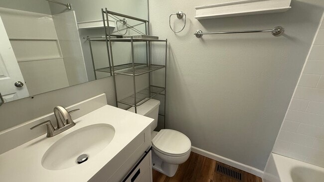 Building Photo - Well Maintained Top Floor 2 Bed/2 Bath Con...