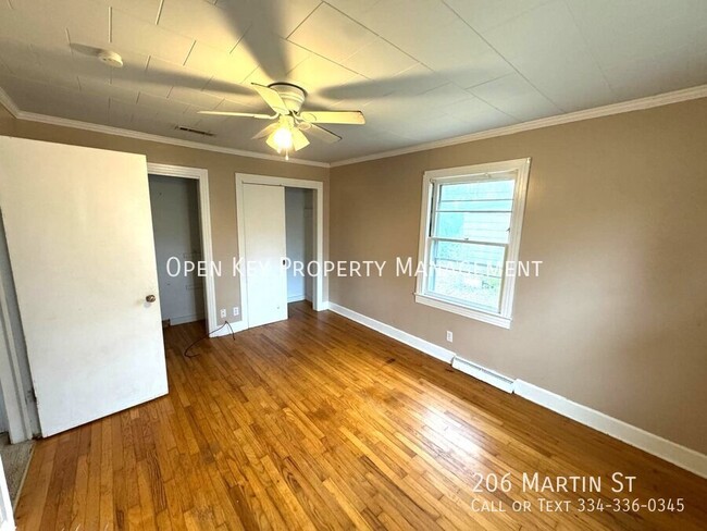 Building Photo - 206 Martin St