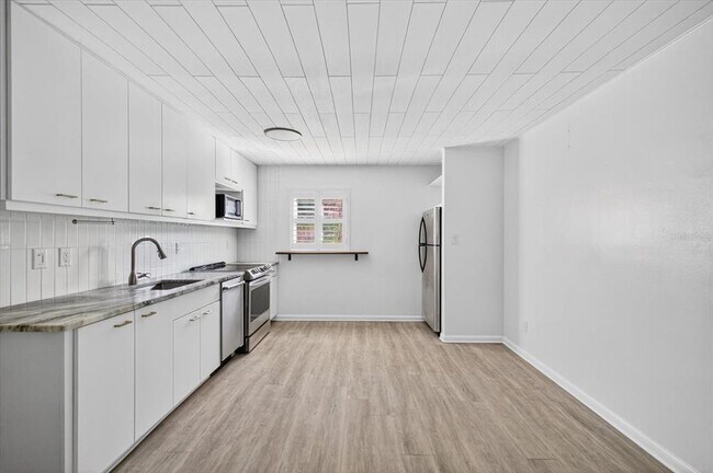 Building Photo - 2808 W Azeele St