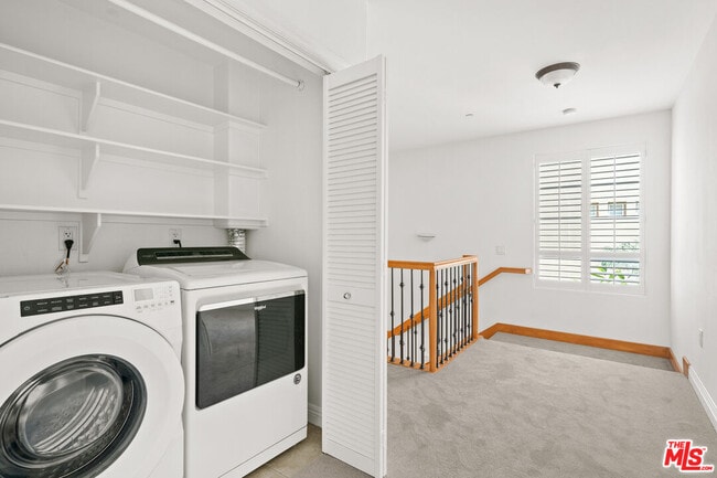 Building Photo - 5831 Seawalk Dr