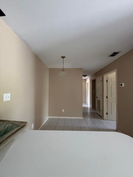 Building Photo - 1800 Oasis Dr