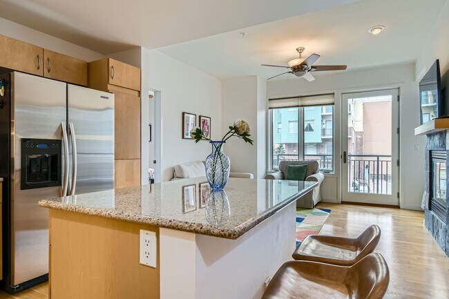 Building Photo - 2-BDR Retreat with Rooftop Pool & Gym