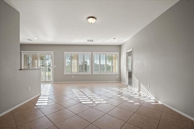 Building Photo - Lovely Home